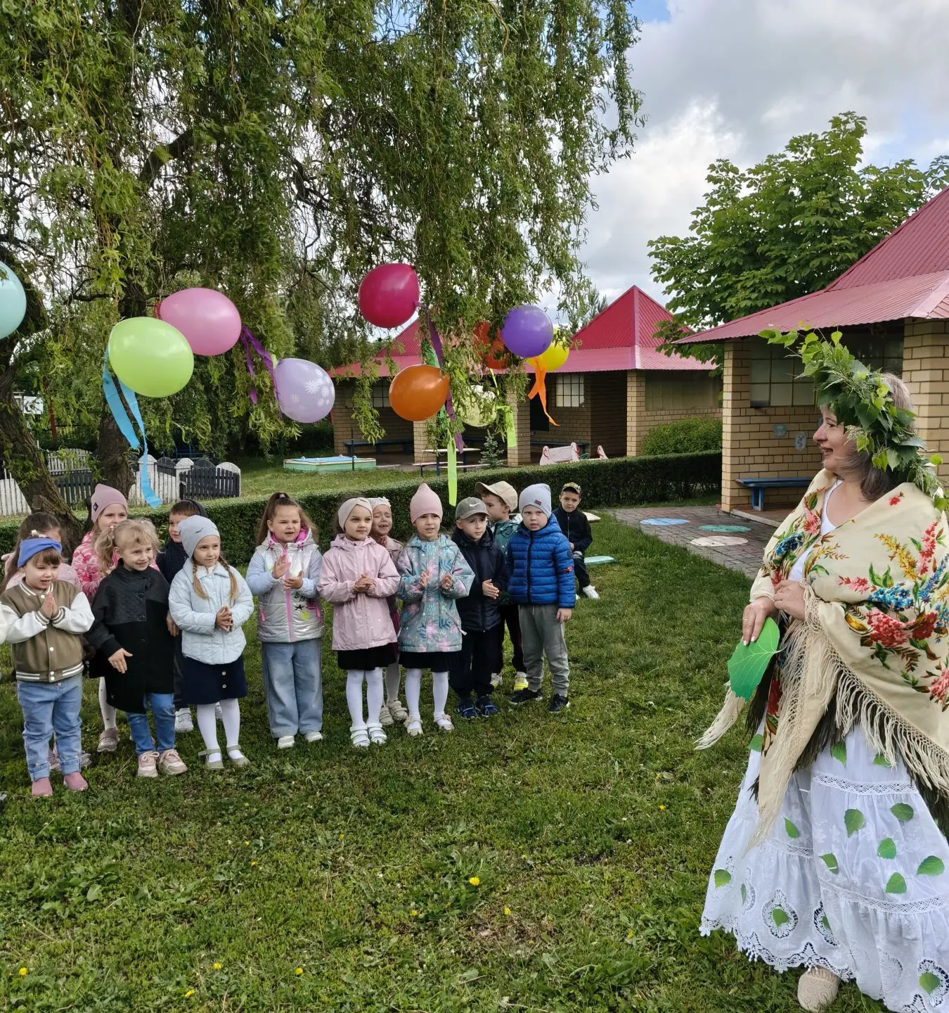 В конце мая православные отмечают праздник Святой Троицы — время, когда природа расцветает, а дома и