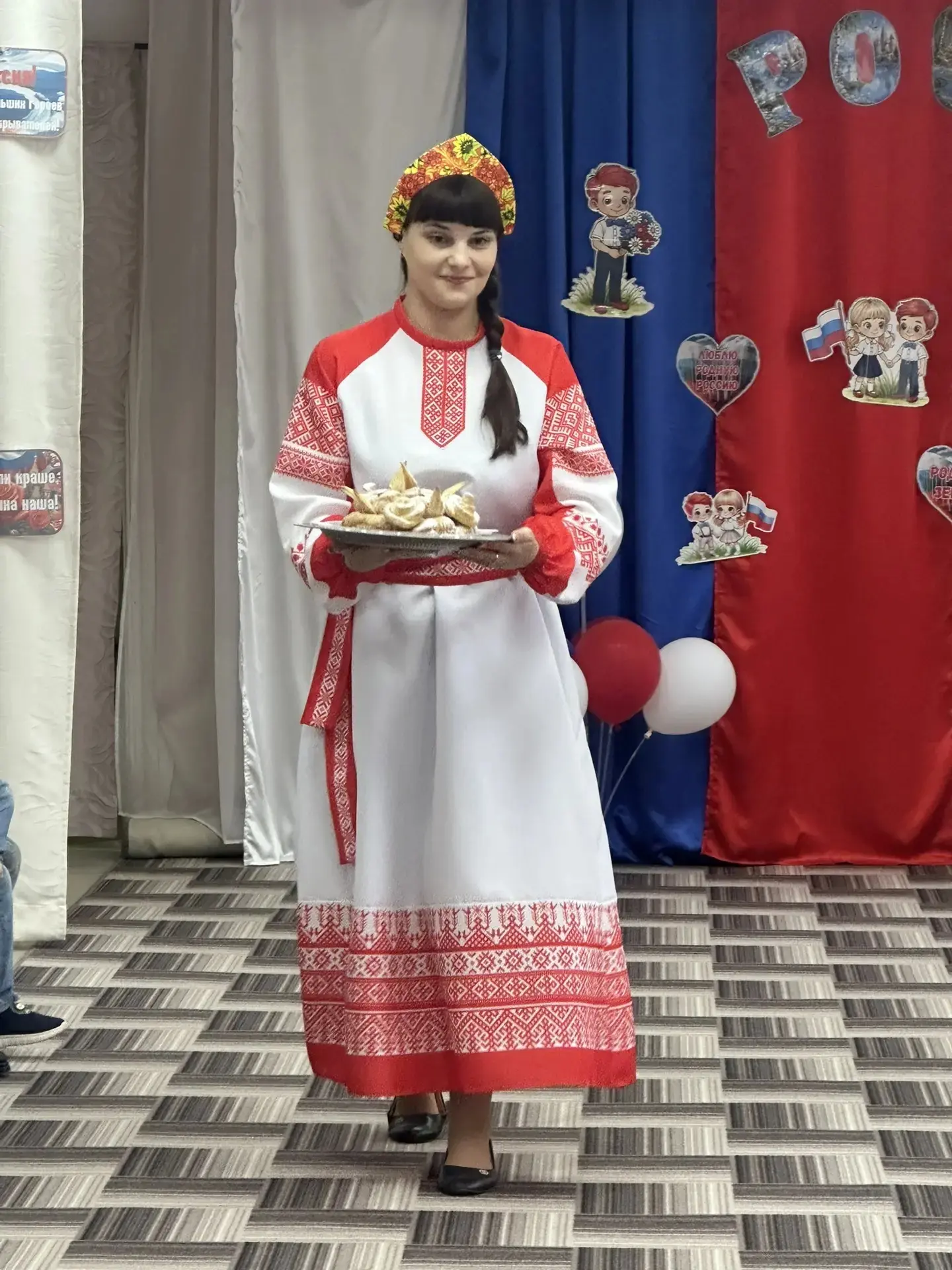 🤍💙❤
"Есть много стран на свете,
Где радуются дети,
Но всех милее для меня,
Конечно, Родина моя! 
Р
