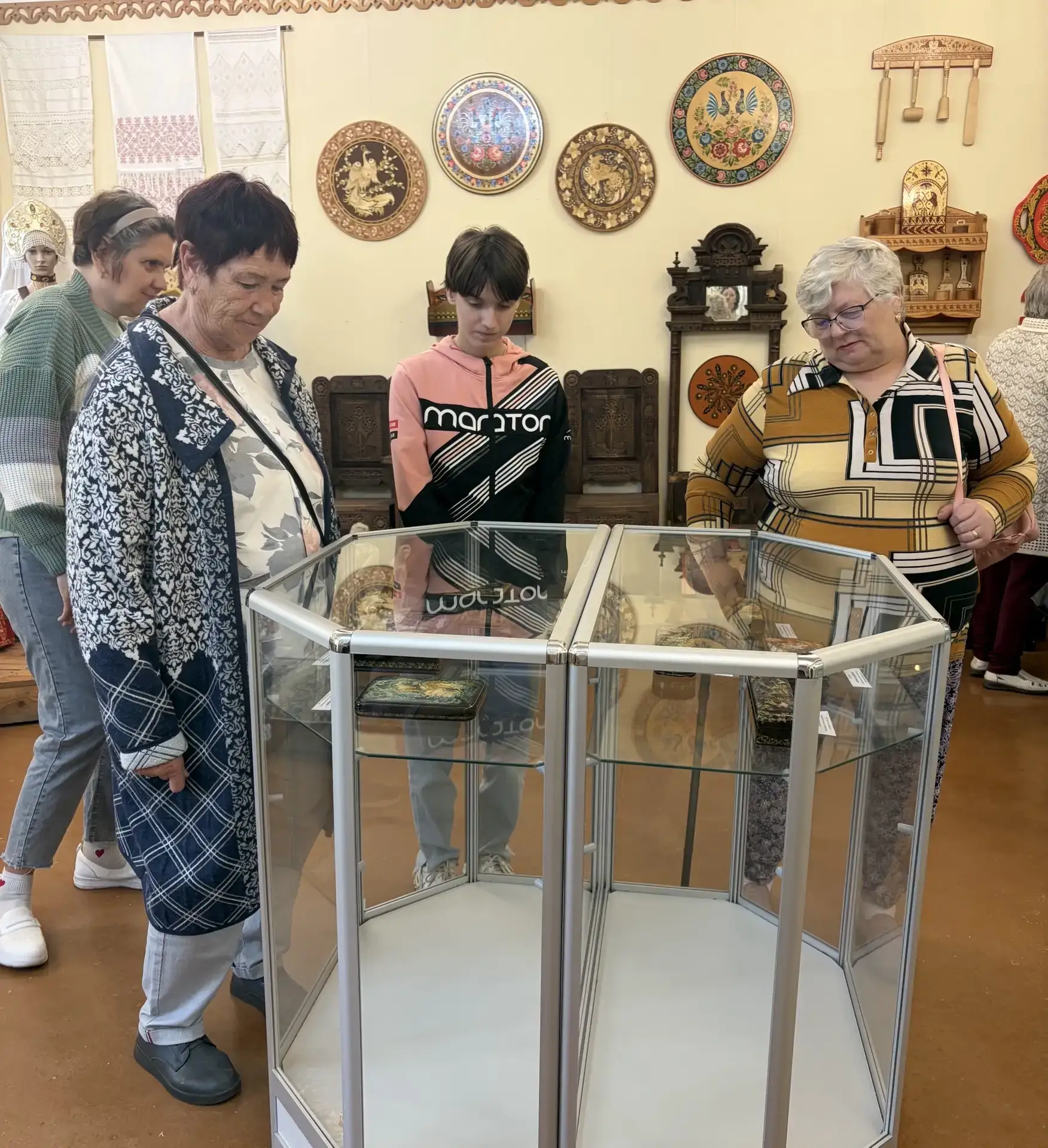 В Южском доме ремесел открылись две выставки:  "Глиняная сказка земли Тульской"  и "7 чудес лаковой 