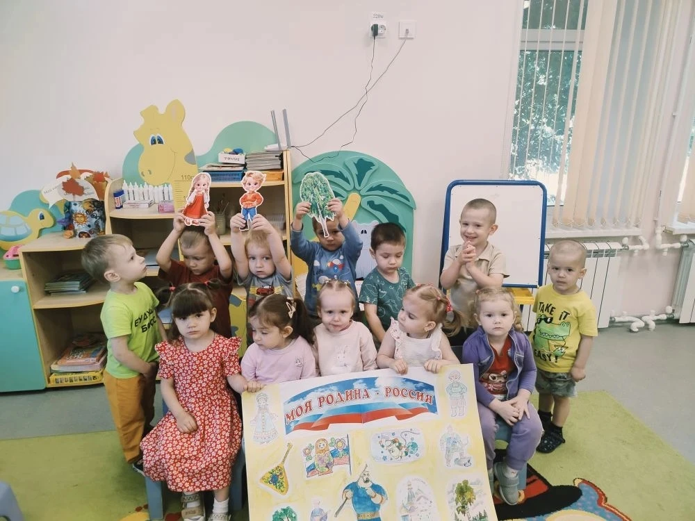 Нам праздники для радости даны,
Мы знаем их немало, самых разных,
Но день России, день родной страны