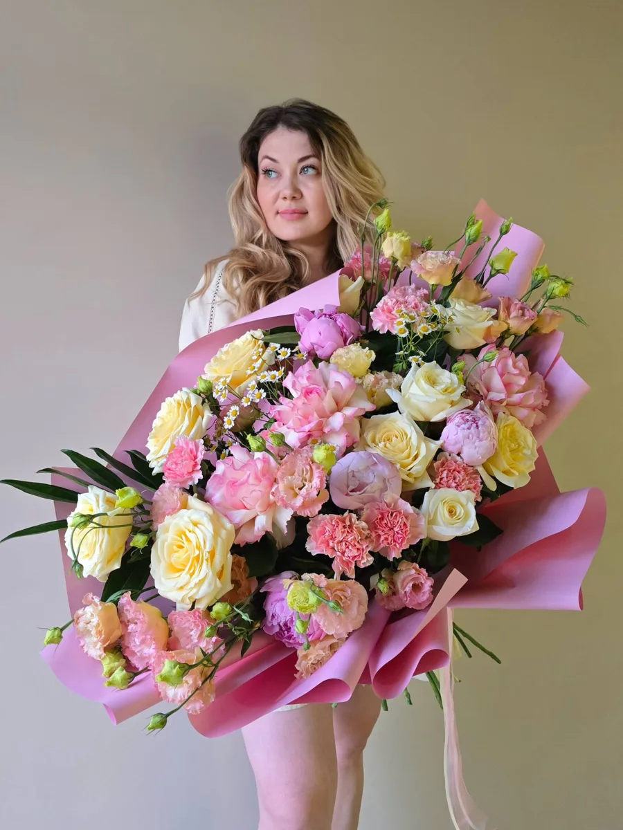 А вы думали, у нас только миниатюрные букеты?😁

А сегодня в Астрахани наша доставка вручила настоящ
