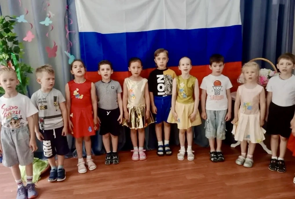 Моя родина - Россия,
Всех милее и красивей!
Ее богатства бесконечны 
Люблю тебя Отчизна вечно!

🇷🇺