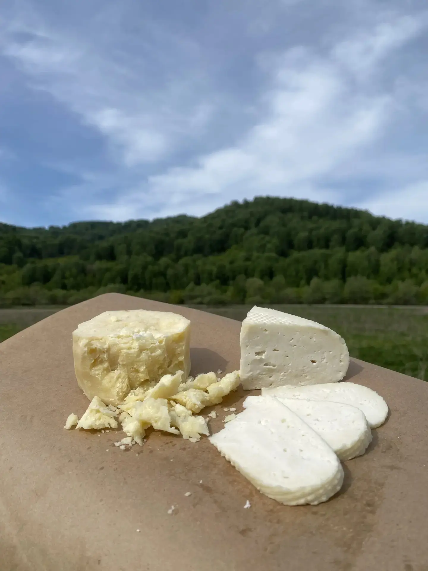 🧀 ПОЧЕМУ НАШ КОЗИЙ СЫР КРОШИТСЯ, И ПОЧЕМУ ЭТО ЗНАК КАЧЕСТВА?

Этот текст созрел, так же, как и наш 