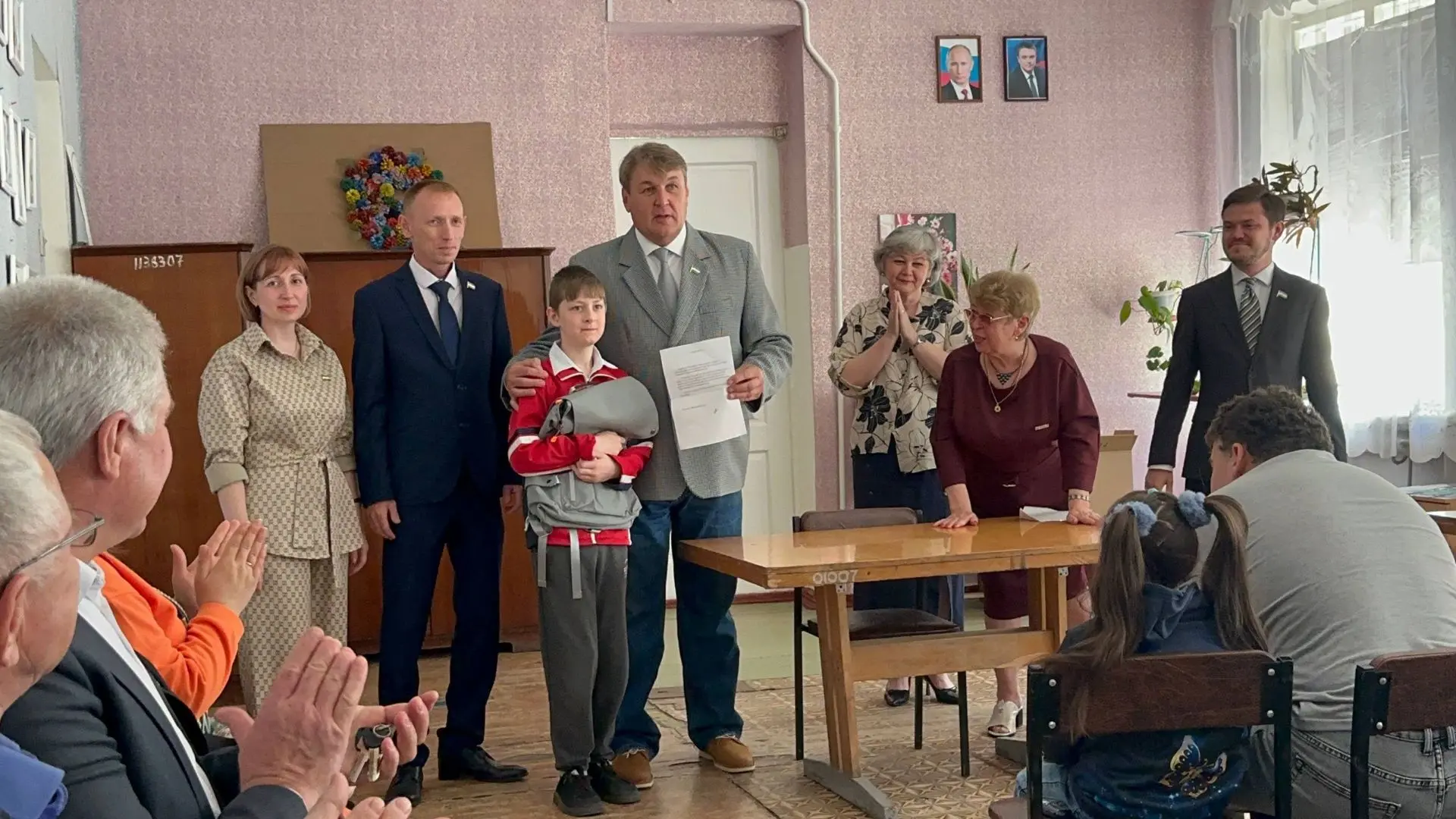 ✨Ход доброты♟️

Лучший шахматист города, Виталий Яковлев, ученик гимназии № 1, сделал ход не на доск