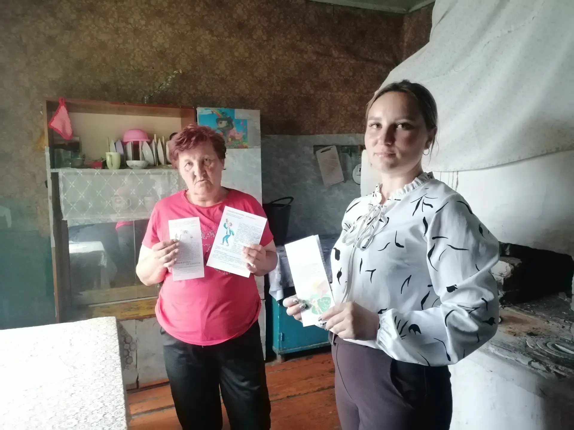 🛟🤿Правила безопасности на воде: работа с семьями в Кутырлинском сельском поселении

🖇️Сотрудники 