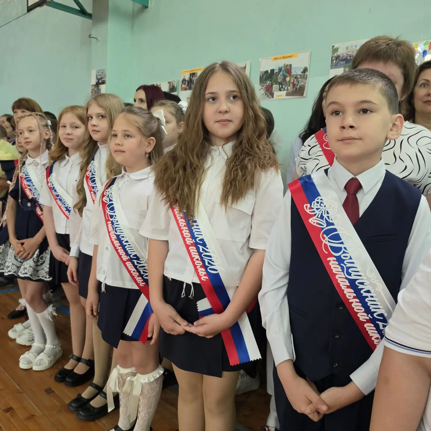 🎉 Торжественная линейка, посвященная окончанию учебного года, прошла в стенах нашей школы! 📚

Сего