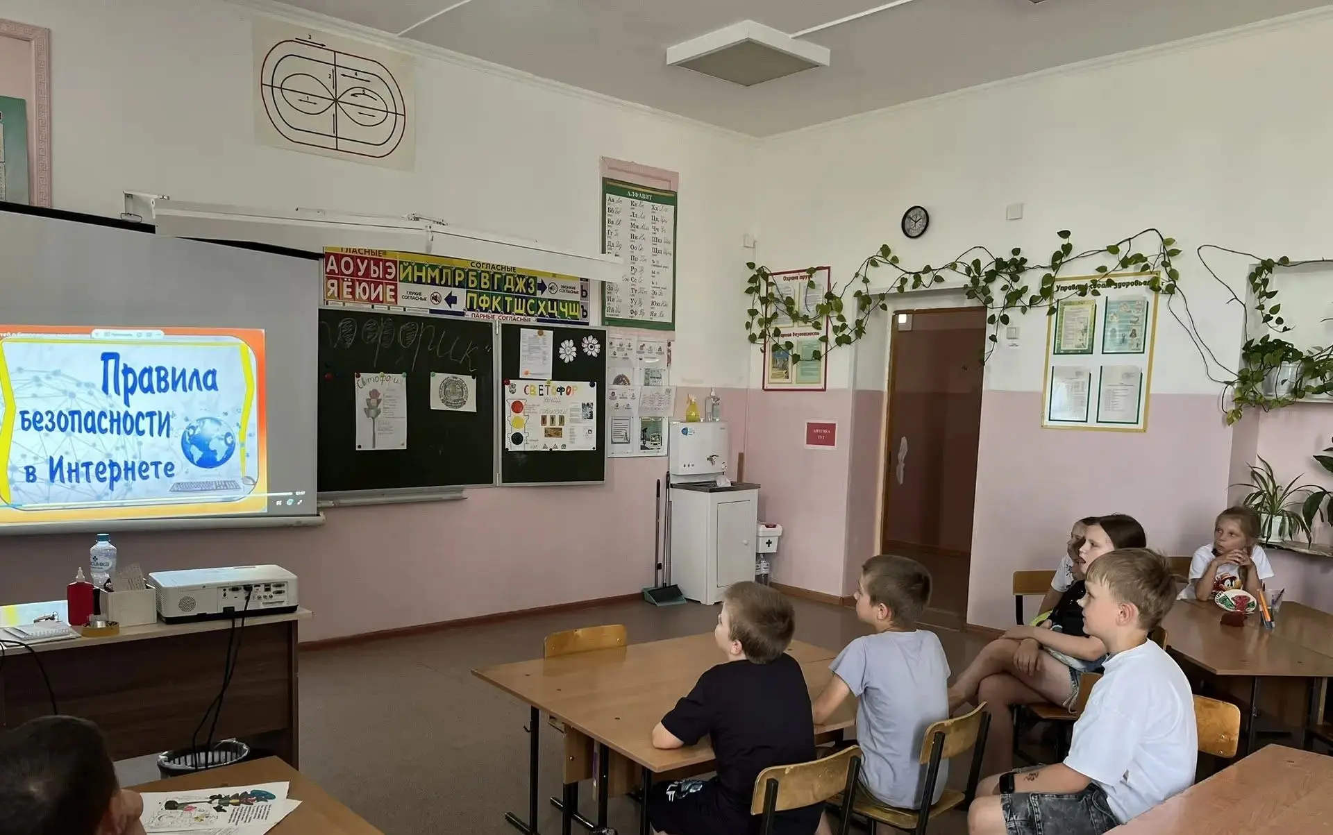 Сегодня для детей пришкольного лагеря «Песчинка» было организовано просветительское мероприятие по в