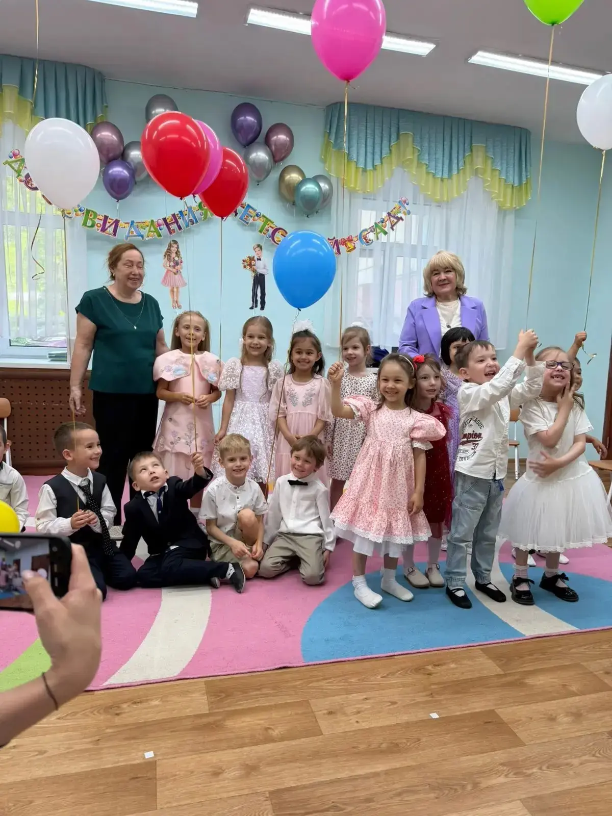 🌼 Ещё одна глава детства подошла к концу…
Выпускные в нашем детском саду (ул. Толстого, 16) продолж