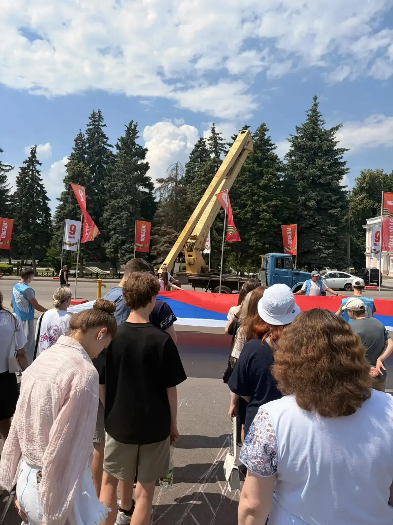 В преддверии Дня России добровольческий отряд "Родники" совместно с руководителем отряда Смирновой А