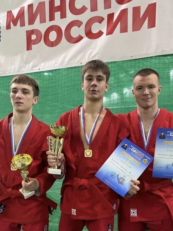 ЗВАНИЯ, КОТОРЫЕ ЗАСЛУЖИВАЮТ ГОДАМИ

Согласно приказу Министерства спорта Российской Федерации от 26 