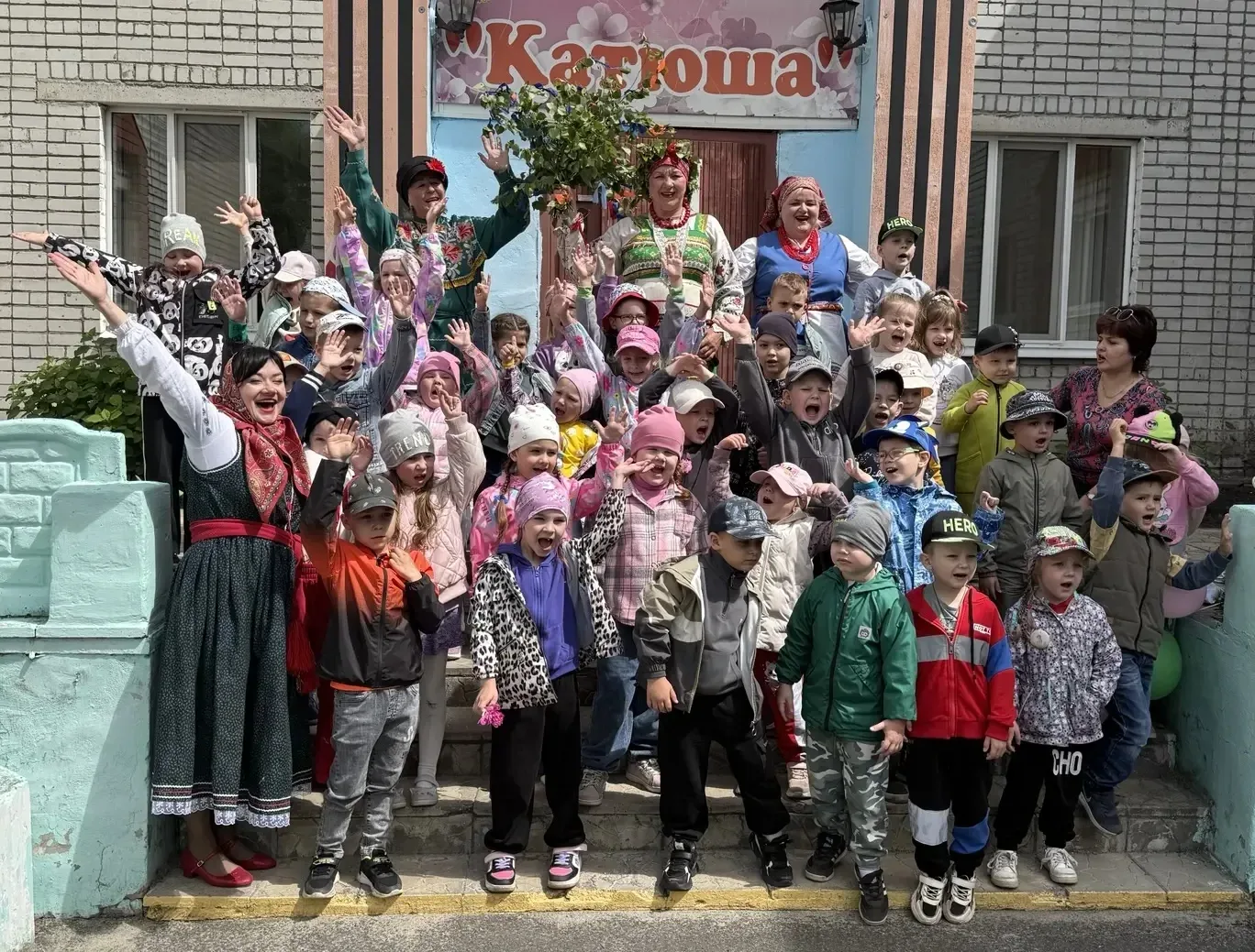 1 июня, в Международный день защиты детей, наш детский сад снова посетили солисты народного ансамбля
