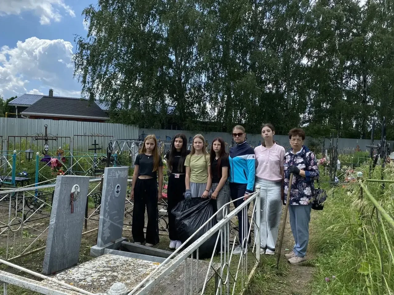 ДЕНЬ ЭКСКУРСИЙ

В преддверии Дня памяти и скорби наш лагерь «Солнышко» провёл памятные мероприятия.
