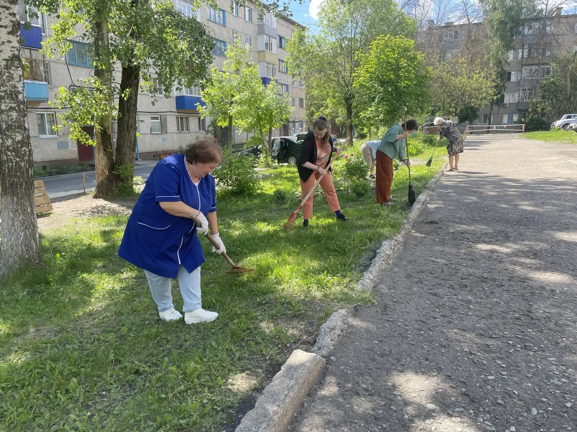 🍃 6 июня сотрудники Детской музыкальной школы №7 провели уборку территории в рамках областного субб