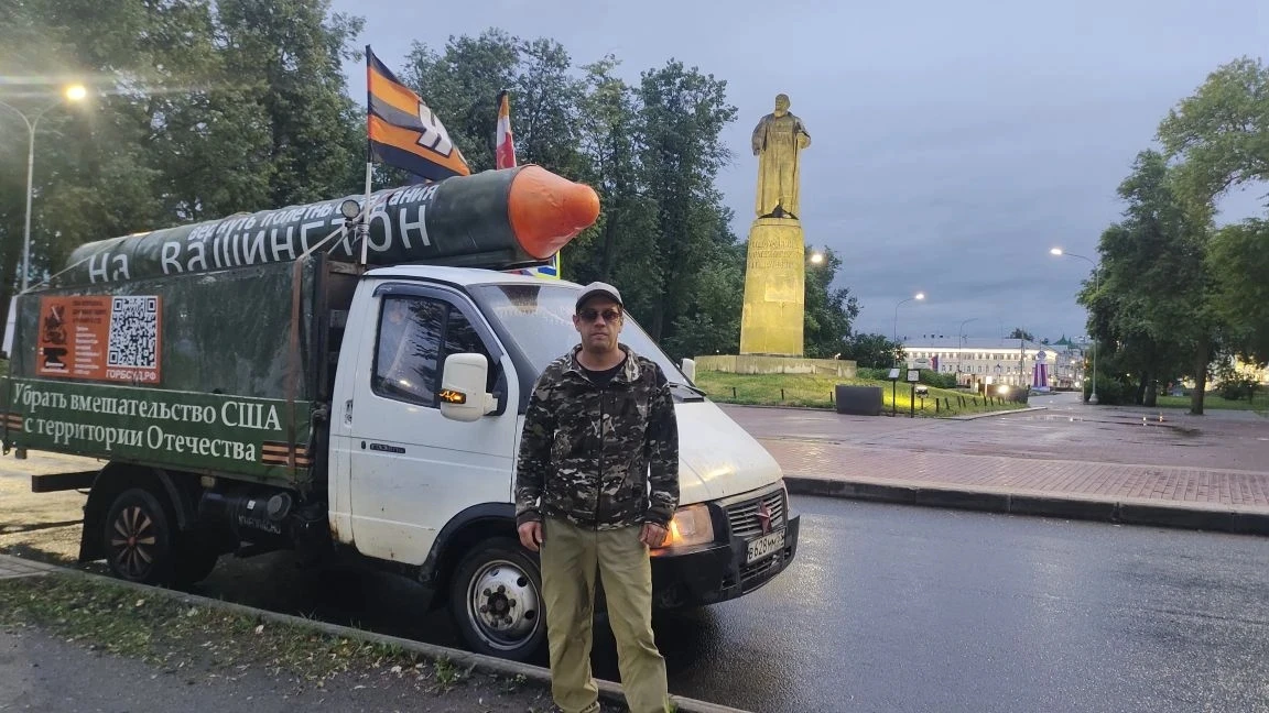 Сарматовод Николай Миронов в Костроме на фоне памятника Ивану  Сусанину.