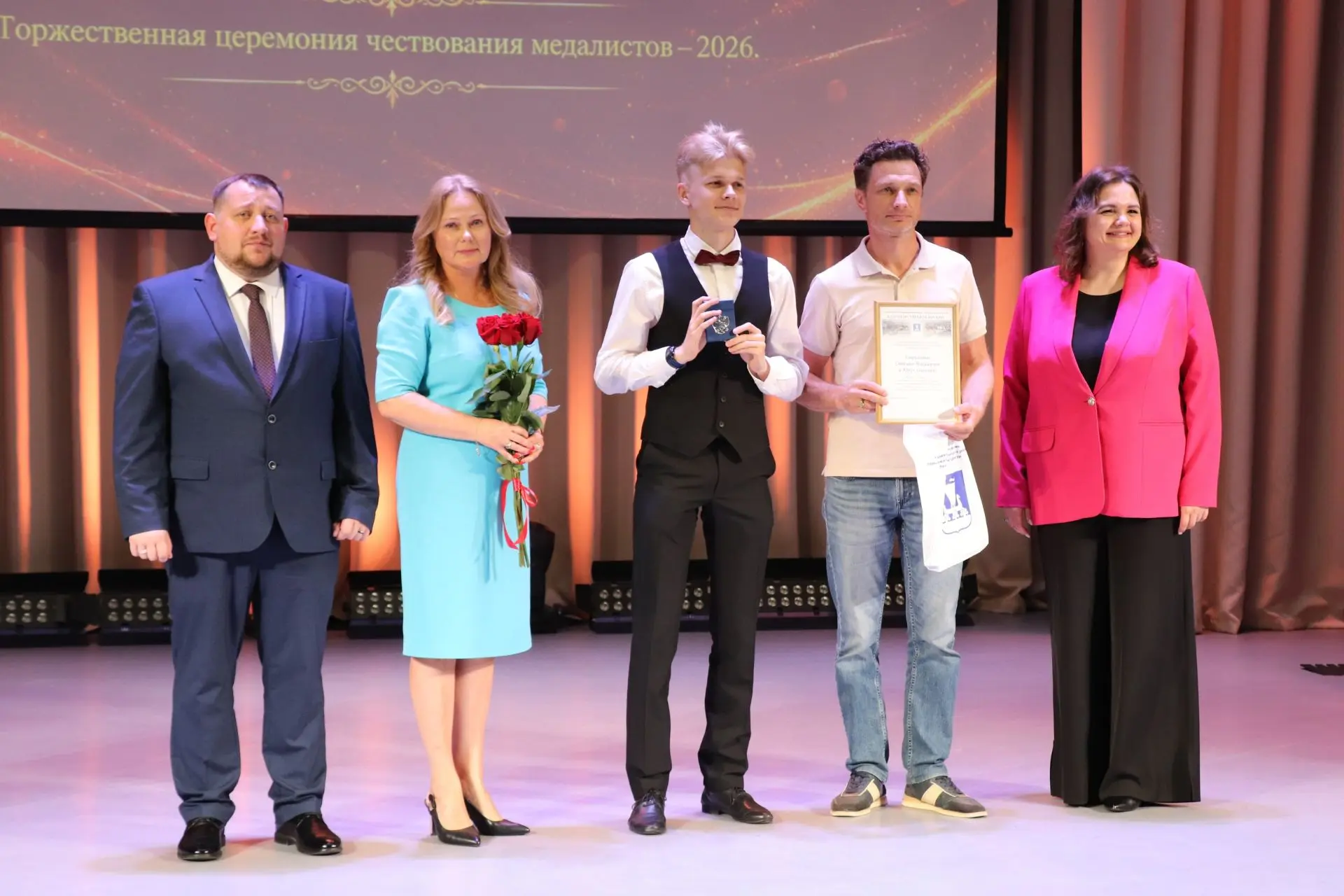 🌟БАЛ БЛЕСТЯЩИХ ПОБЕД🌟
Вручение медалей выпускникам — это не просто формальность, а важный ритуал ч