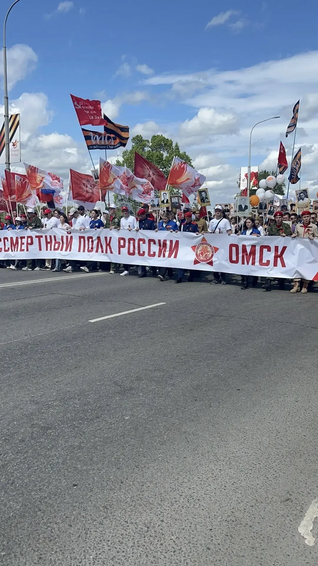 Бессмертный полк

Шествие Бессмертного полка в этом году достигло более 100 тысяч участников. Колонн