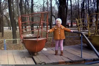 Качели‑лодочки - очередь в парке из ребят и простая, настоящая радость. Время, когда смеялись громче