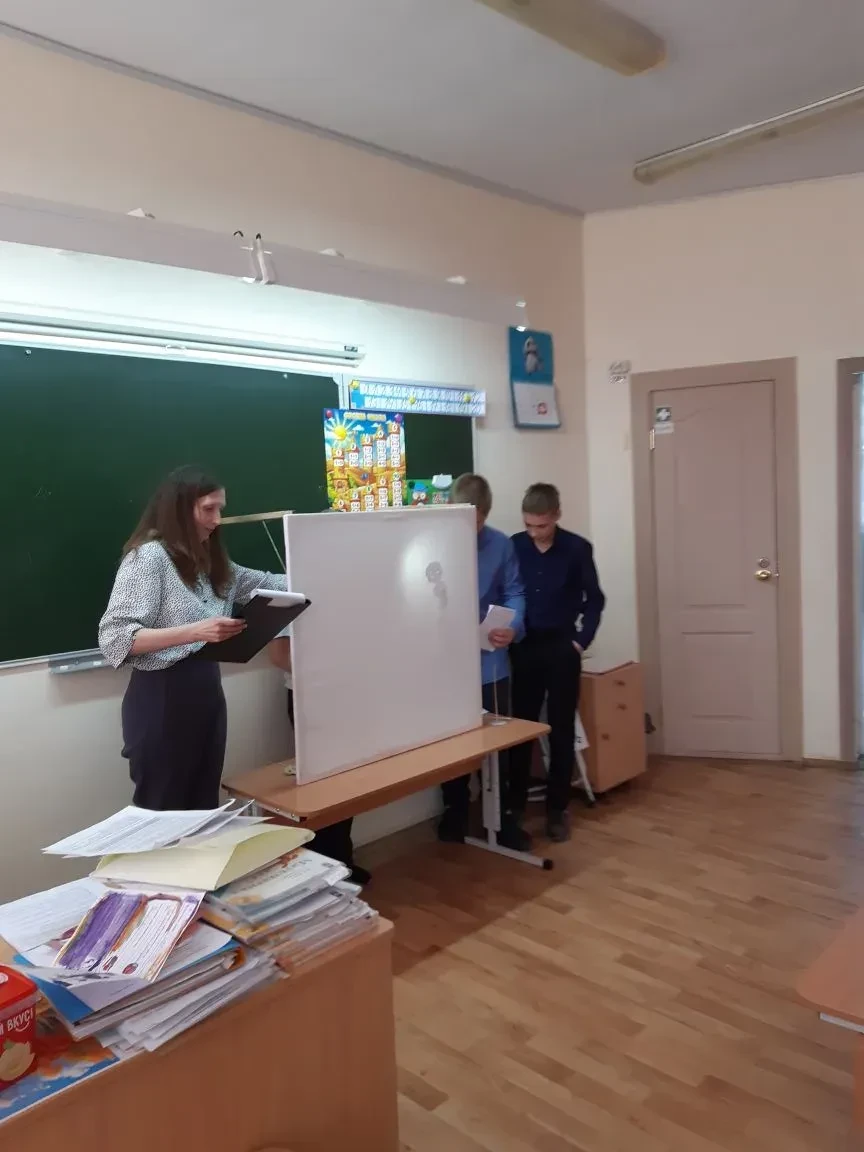 В пятницу, 22 мая, состоялась премьера теневого театра " От колеса до робота". Учащиеся 5б класса шк