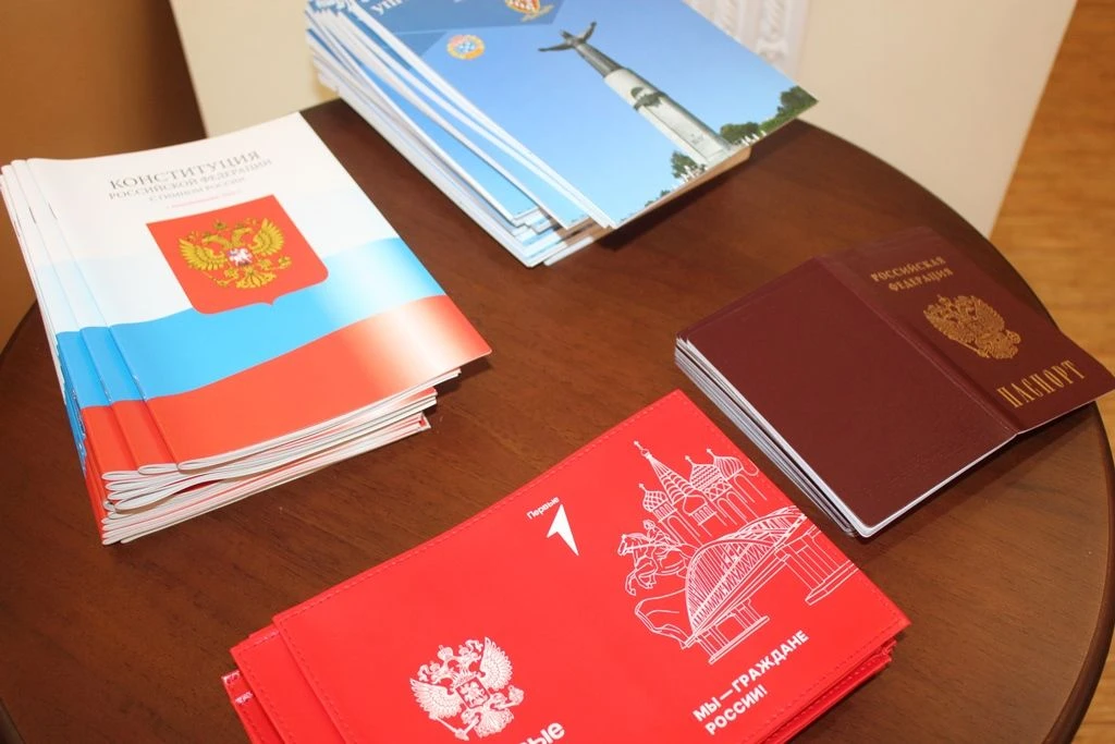 Накануне Дня России в Урмарском округе вручили паспорта юным гражданам!

В рамках проекта Движения П