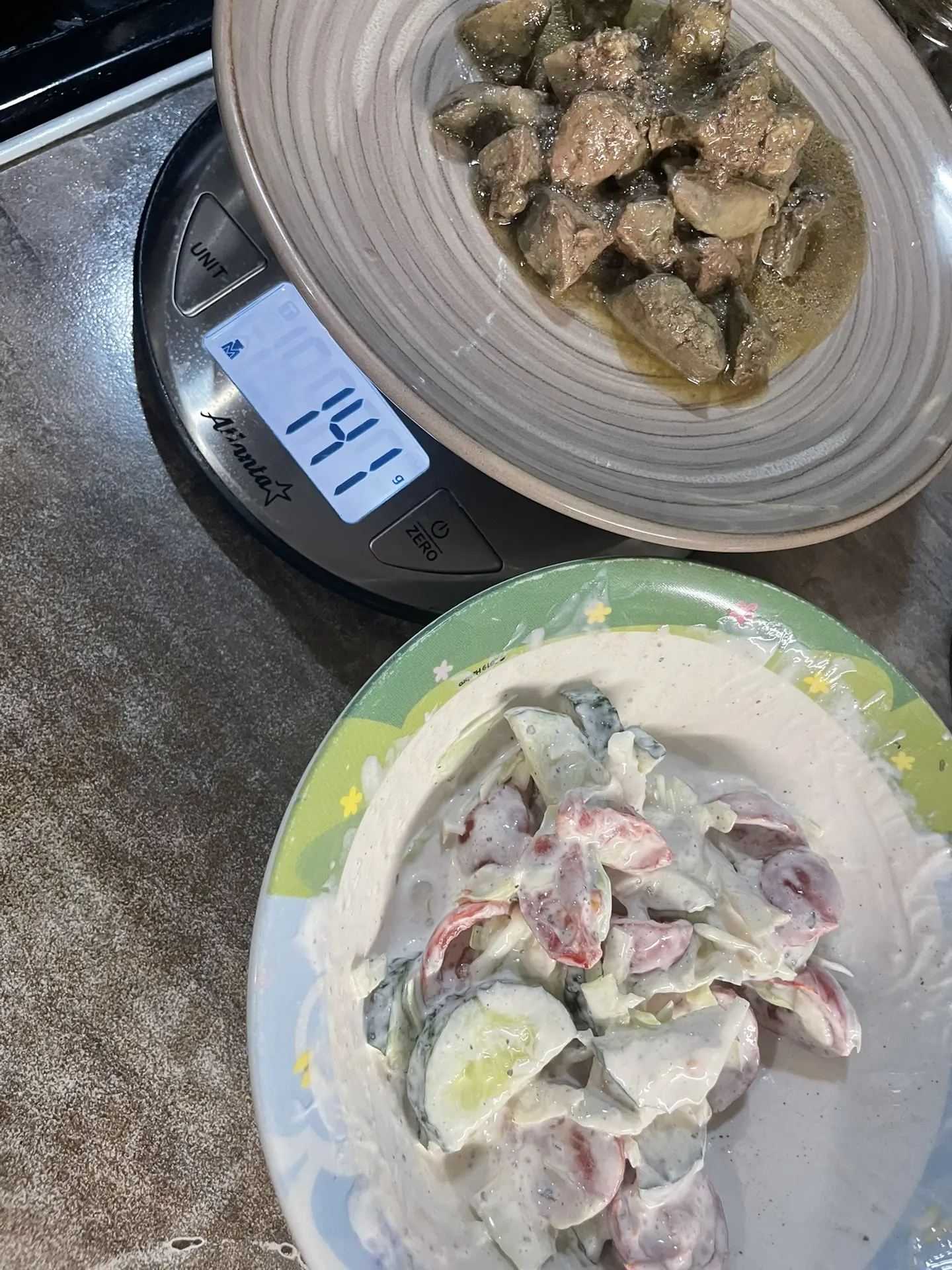 Мой ужин. Печень и салат( огурцы, помидоры, капуста, сметана).