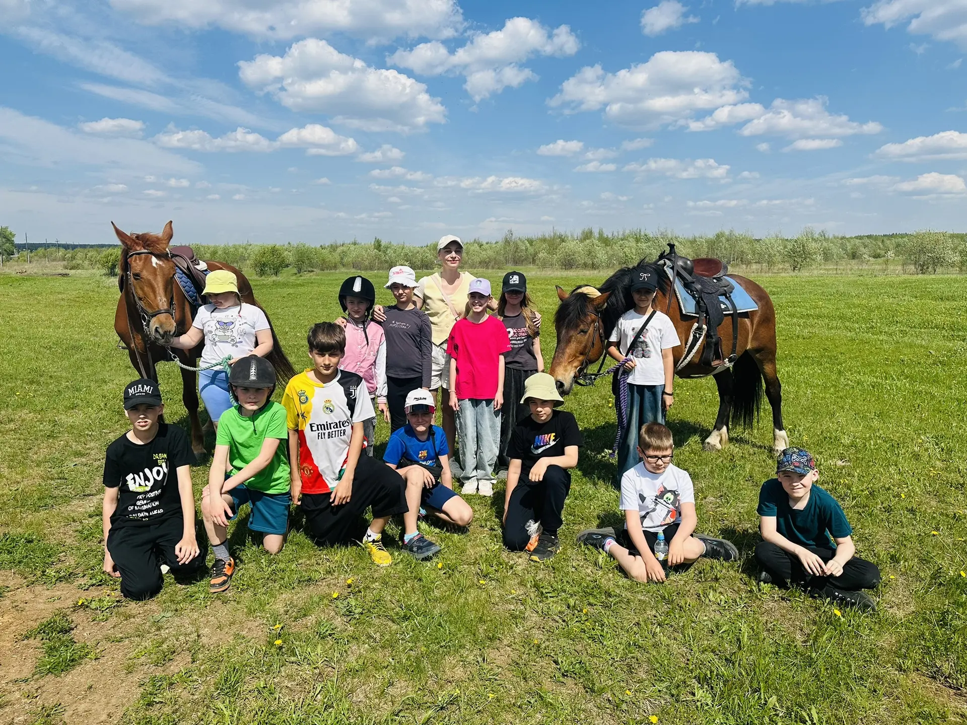 Спешим поделиться фото с нашей конной прогулки 🐎 
Погода была на нашей стороне 🔥  все прошло отлич