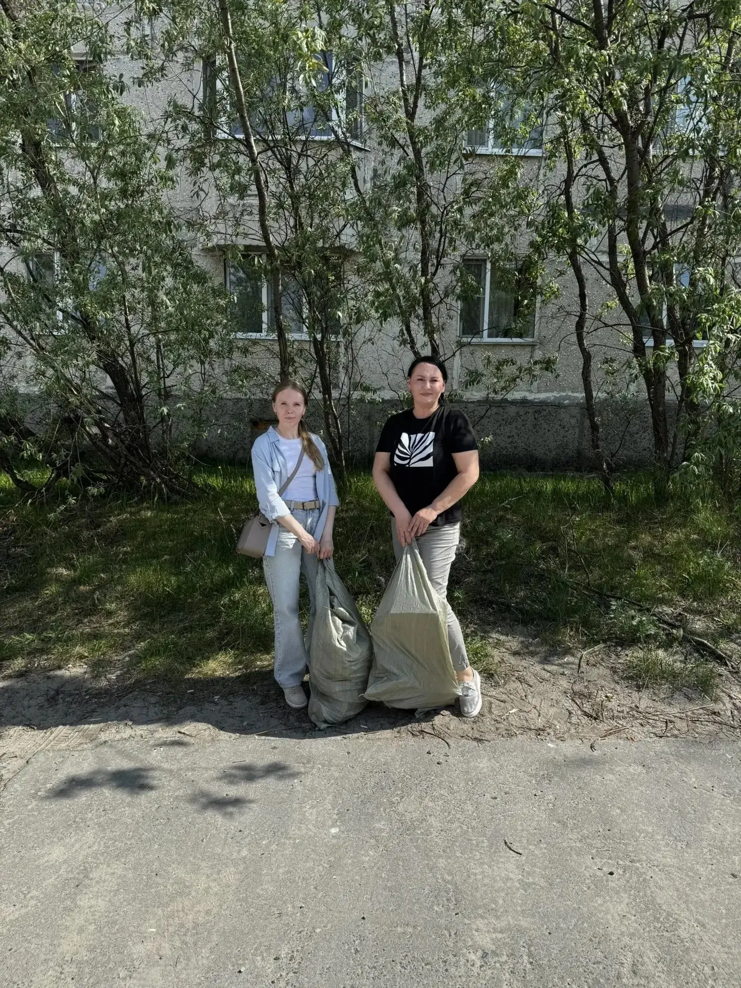 Ни зной, ни стужа нам не помеха! 
Сотрудники дружно вышли на субботник. 
Чистота будет на нашей улиц