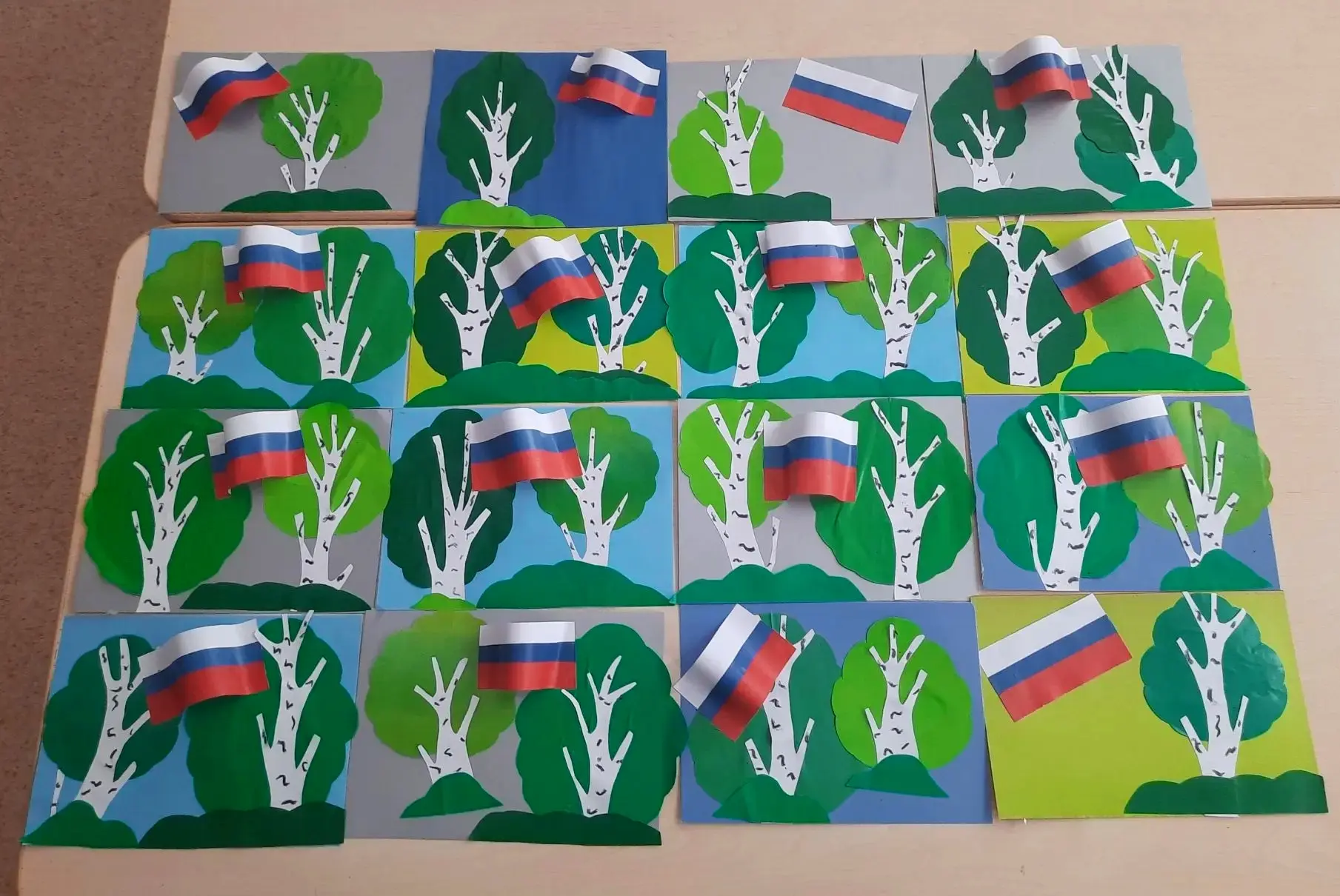 Над берёзами, над лесом,
Над простором голубым
Флаг России, триколор, 🇷🇺 Веет ветром молодым.
День