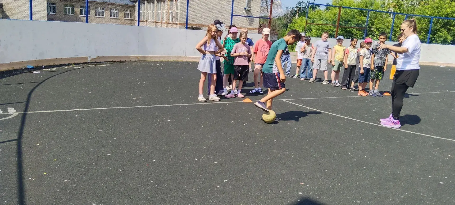 ⚽🏃‍♂️ Мини-футбол + Веселые старты = 100% летнего настроения! Сегодня на нашей досуговой площадке б