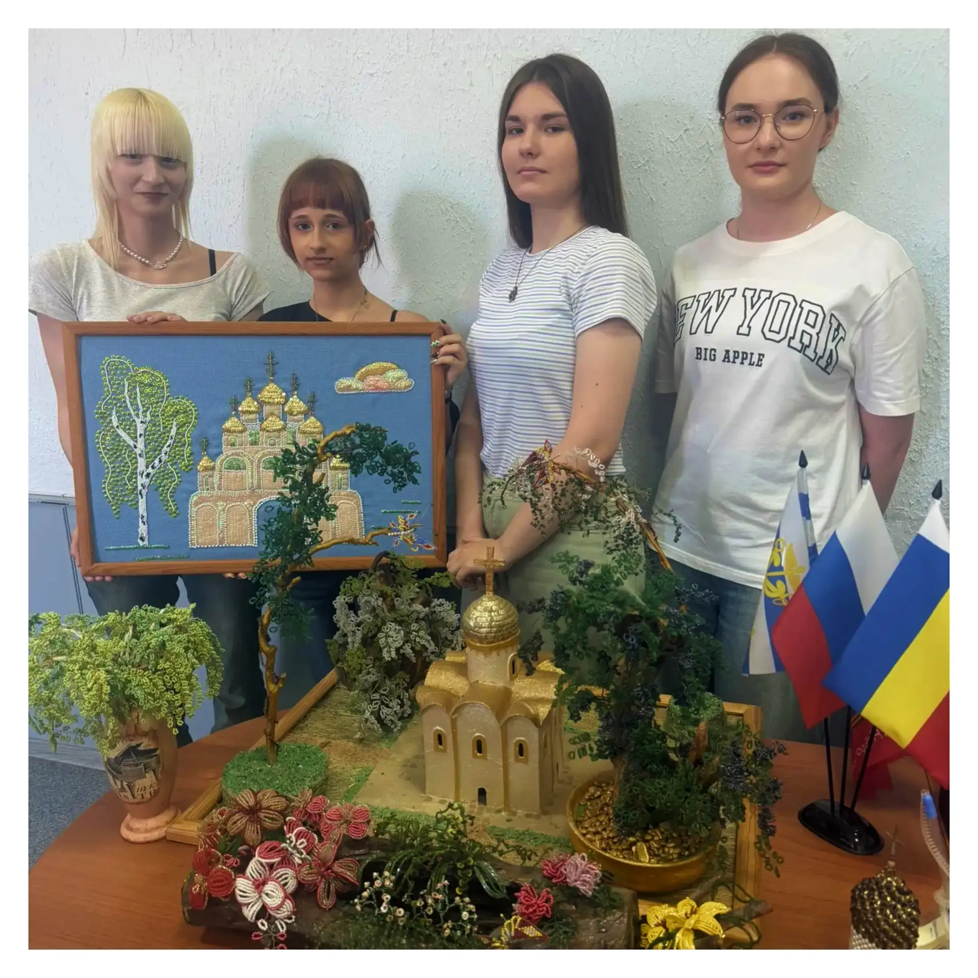 🇷🇺 Студенты группы 608 приняли участие в акции «Сделано в России - сделано мною».
Творчество, руко