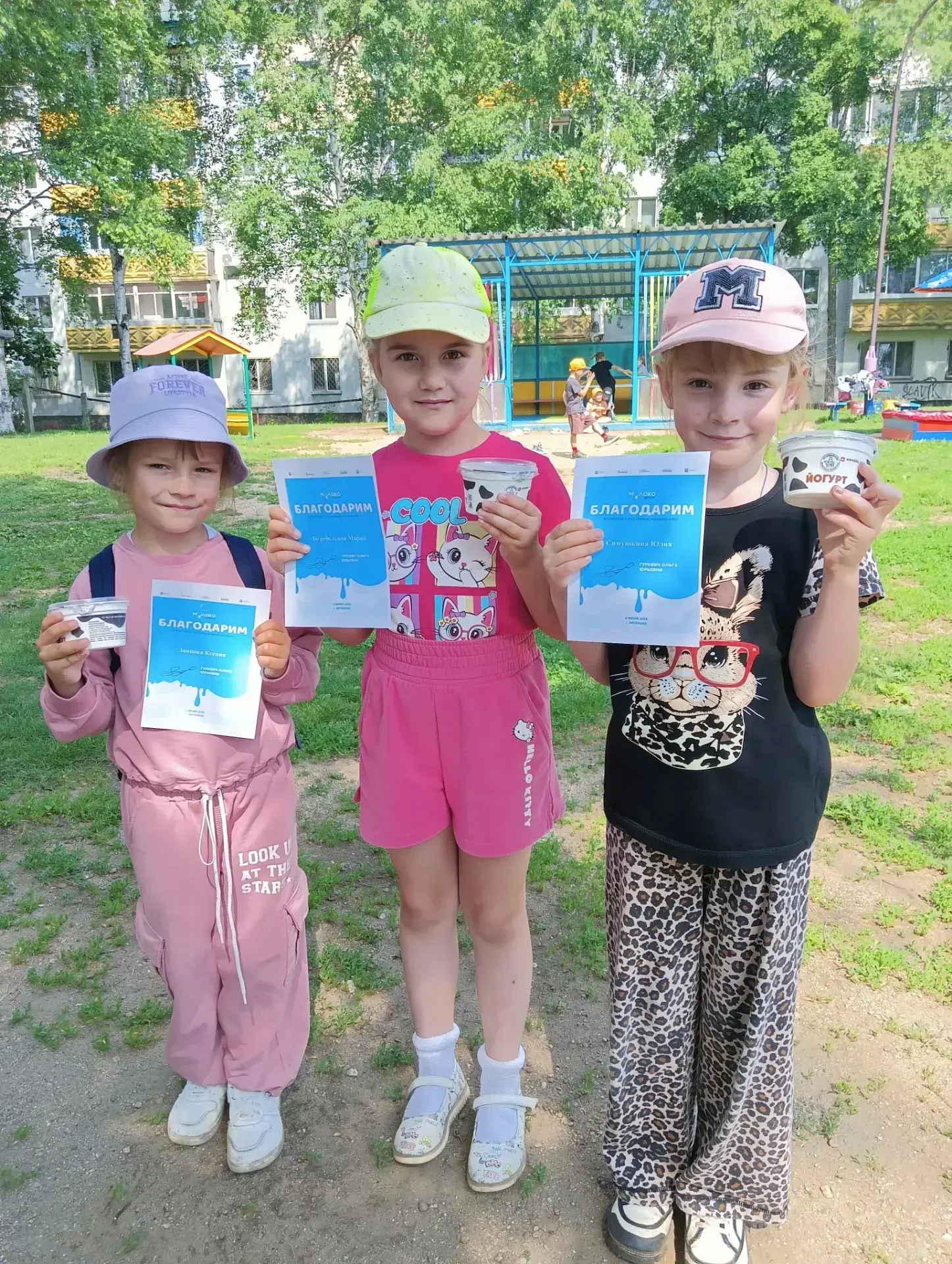 Только посмотрите, какие классные подарки мы получили за участие в «МолокоФесте»! 🎁
Во‑первых, серт