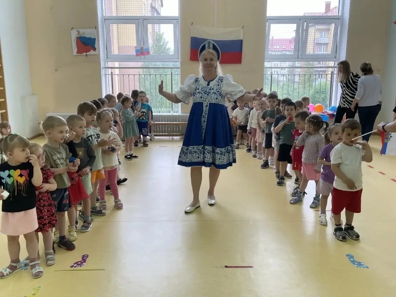 Нет края на свете красивей, 
Нет Родины в мире светлей!
Россия, Россия, Россия-
Что может быть сердц