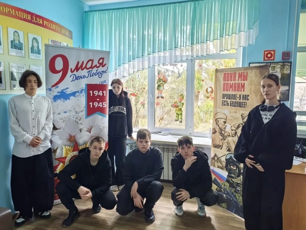 АКЦИЯ «ОКНА ПОБЕДЫ» В НАШЕЙ ШКОЛЕ! 
Подготовка к Дню победы 9 мая идёт полным ходом!

Ученики 9 клас