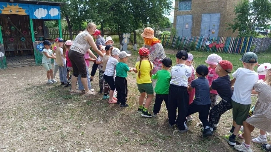 Ребята средней и старшей группы побывали в гостях у горев сказок А. С. Пушкина. Получив письмо с при