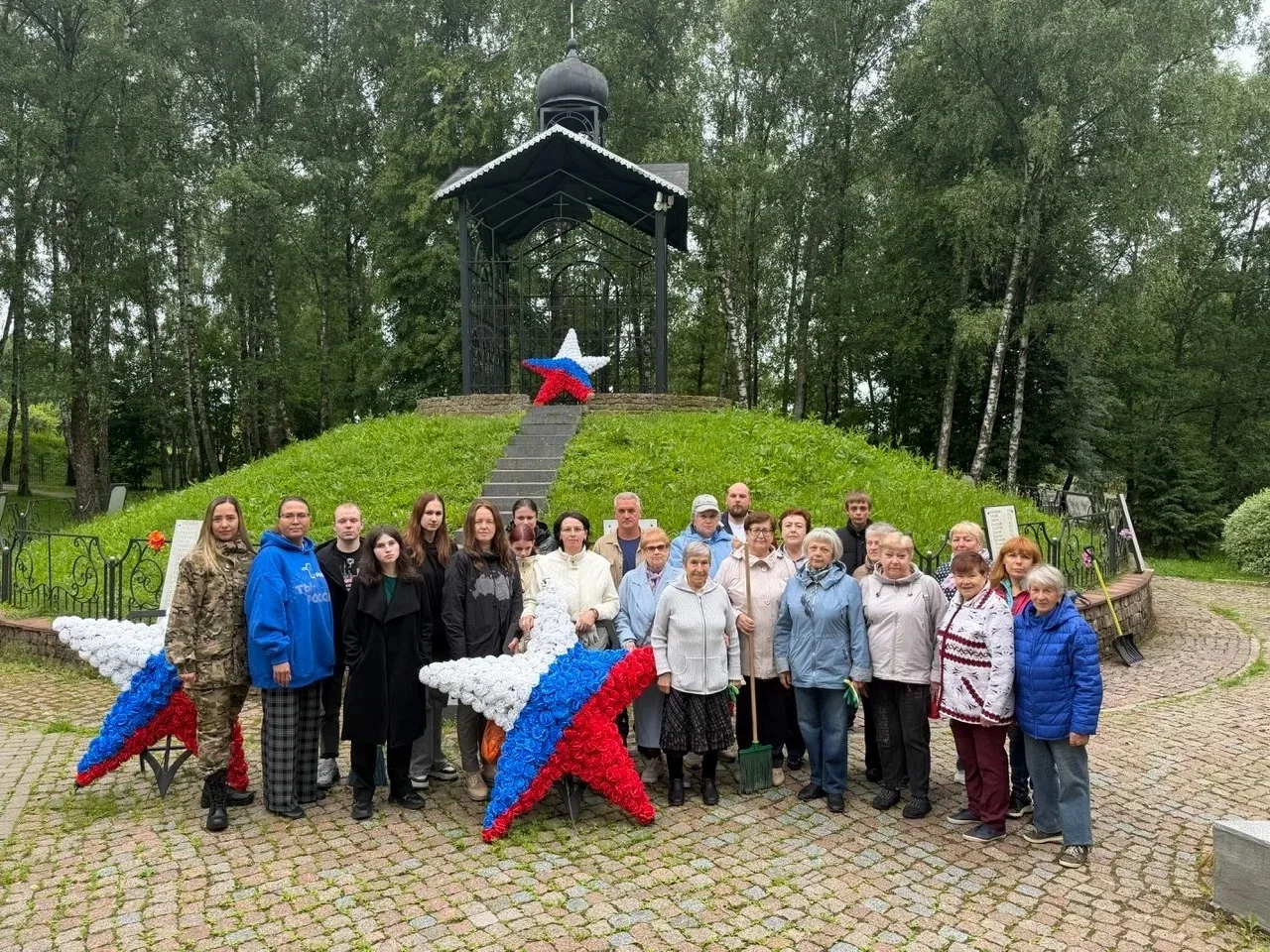 Молодежная палата провела патронатные акции по уходу за памятниками

Активисты Молодежной палаты Кра