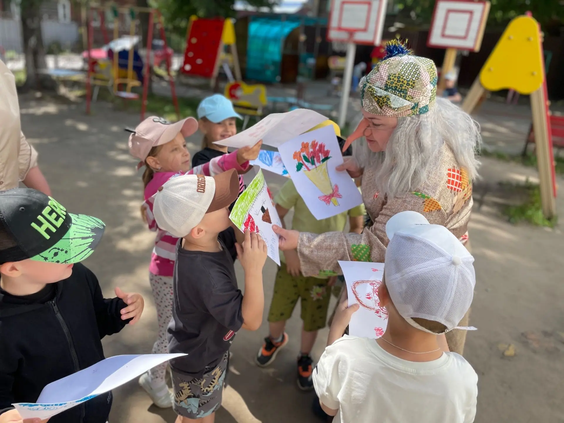 У кого день рождения? У Бабы-Яги! 🧙‍♀️✨

🕸️Кто сказал, что Баба-Яга — злая старушка? В нашем детск