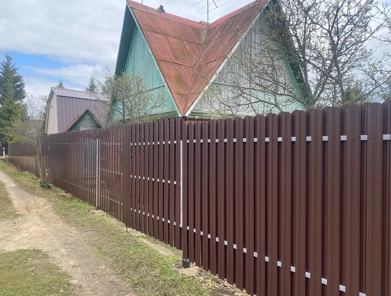 Выполняем работы по установке заборов, крыш, окон и сайдинга. Есть в наличии любой строительный мате