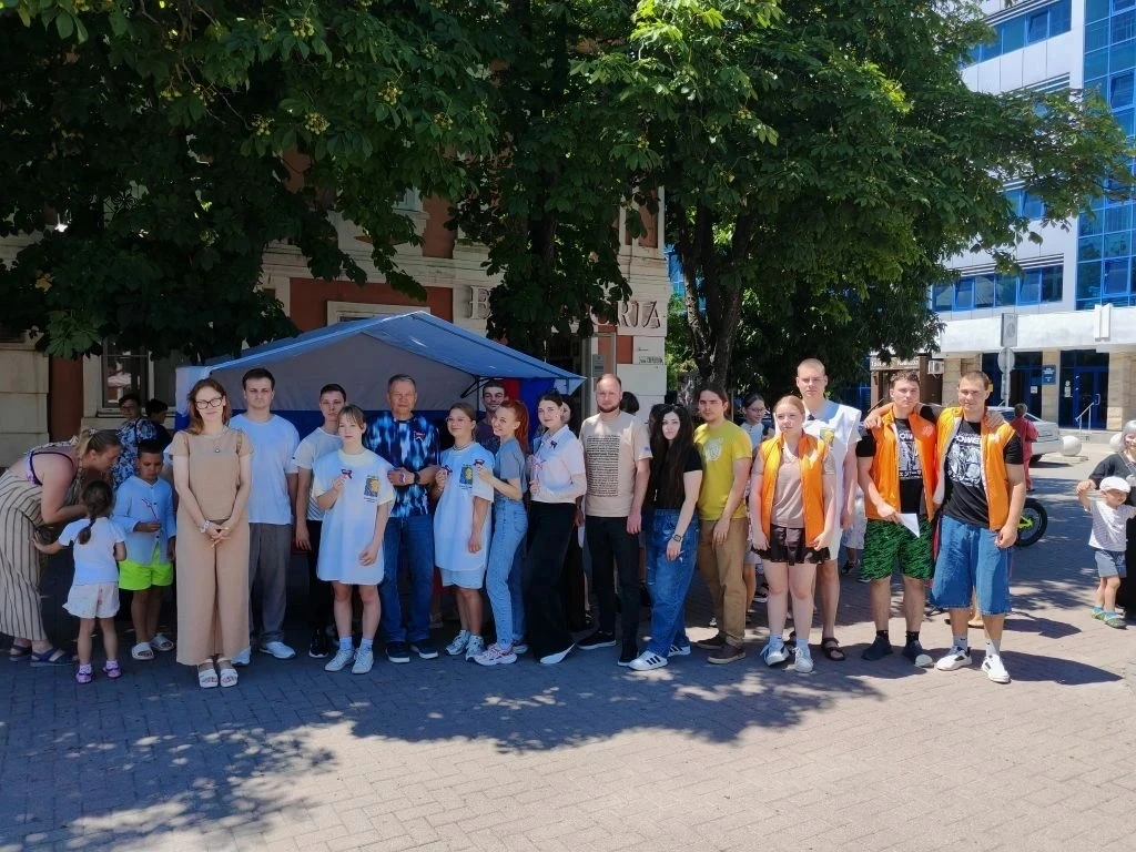 12 июня в рамках празднования Дня России в центре города Ейска организована работа тематической площ