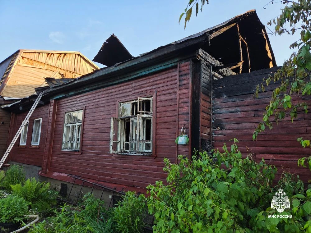 🏡В Ярославле горел дом 

На улице 8 марта произошло загорание дома на 3 семьи. Пожар ликвидировали 