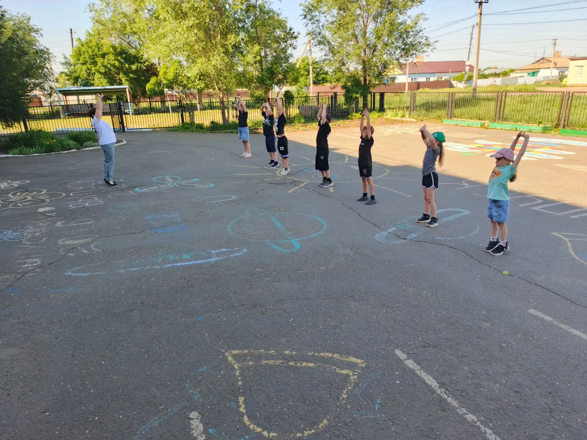 ДЕНЬ 12: «Я и мои друзьЯ» 🤝☀️

Как же здорово, когда солнце, друзья и отличное настроение собираютс