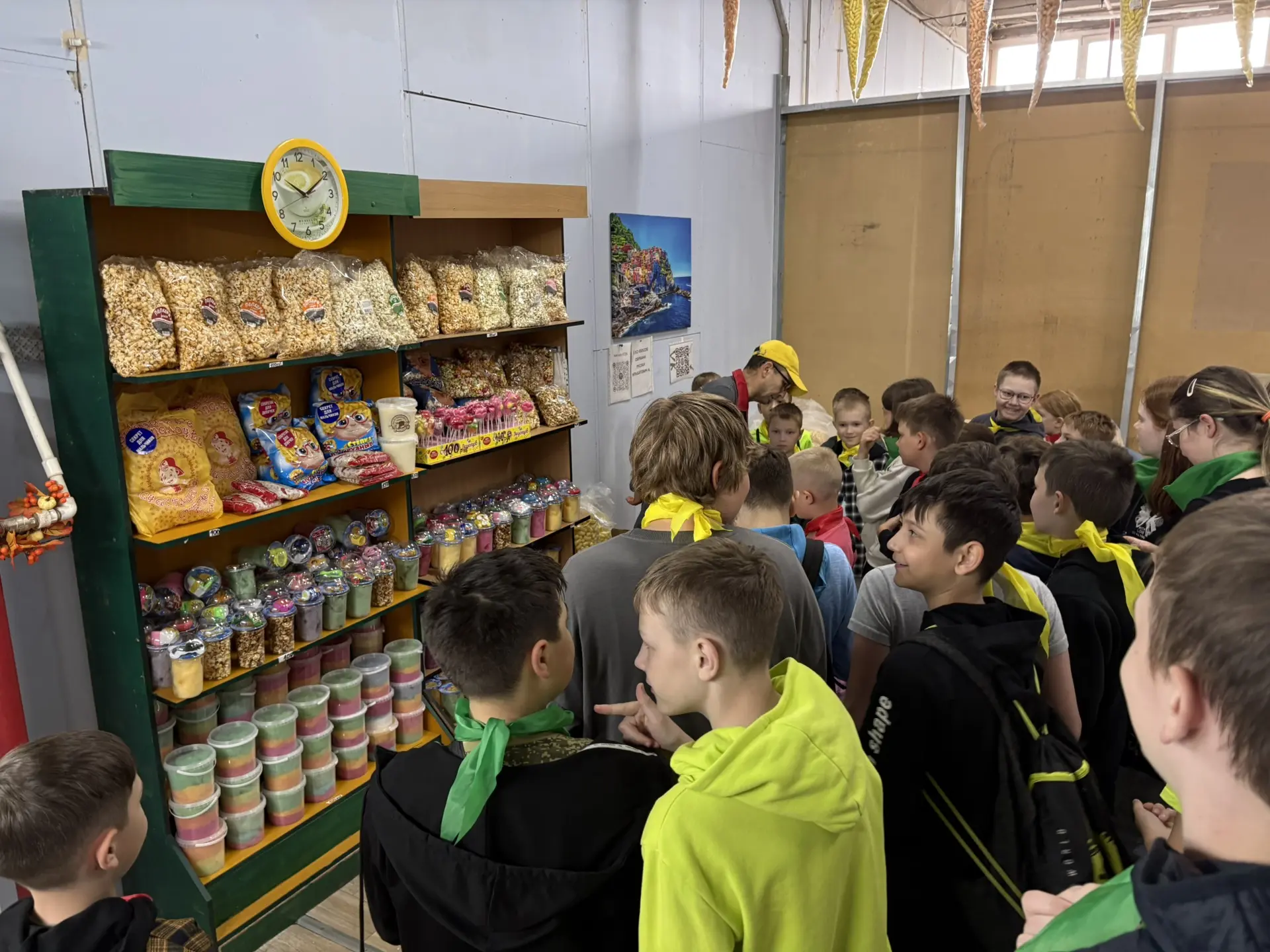Сегодня ребята побывали на производстве кукурузных палочек «ОтСтёпки» — и узнали все секреты произво