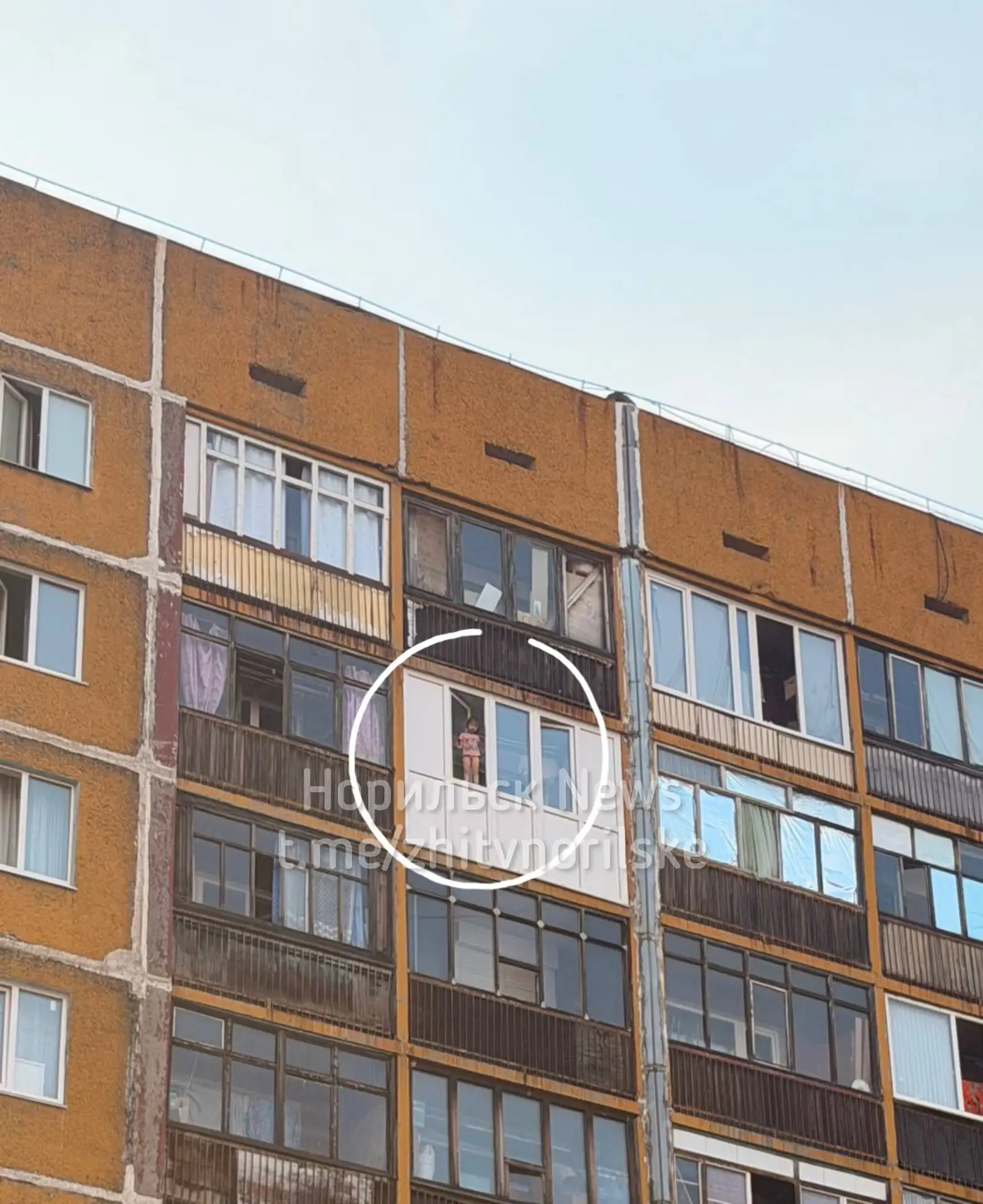 От подписчицы:
Космонавтов 41 ребенок в окне 8 этаж😱
На вид лет 5
Несколько раз вылазила прям на ра