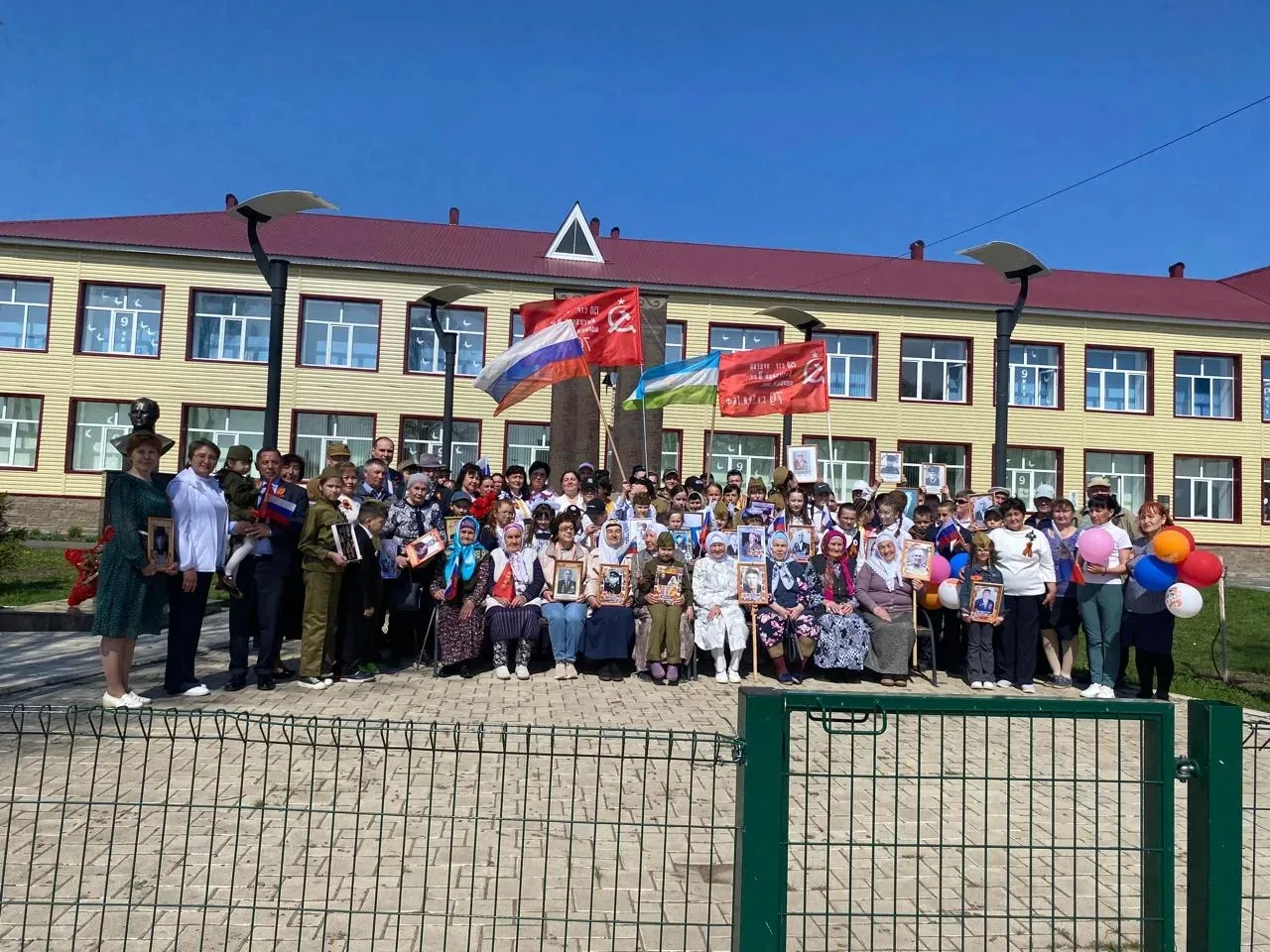 Сегодня в сельском поселении Дюмеевский сельсовет прошли праздничные мероприятия в честь Дня Победы.