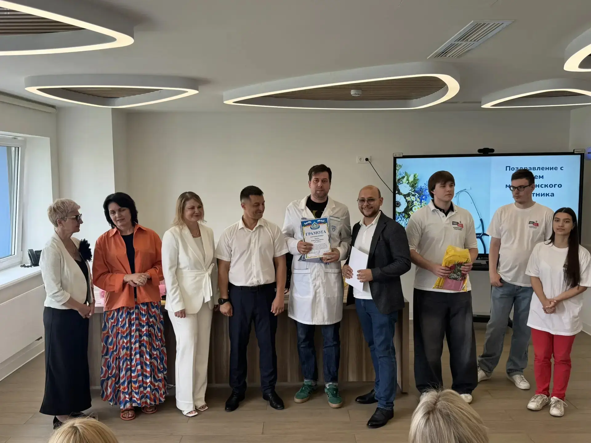 КОМАНДА ПОПОВА поздравила медработников поликлиники № 195 в Крылатском 🌸

В честь дня медицинского 