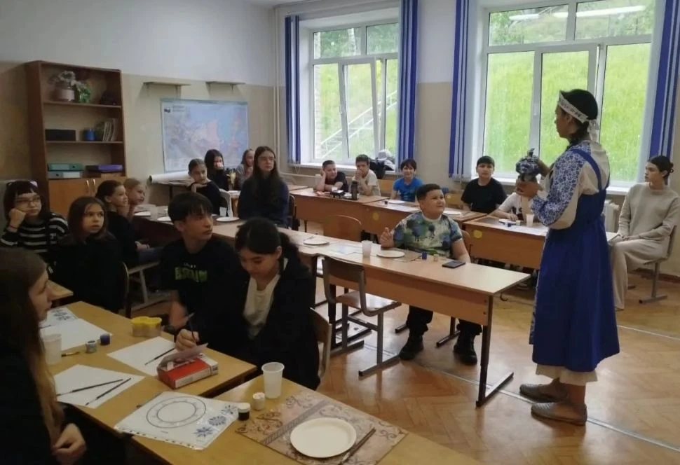 🎨 Волшебство гжели в пришкольном лагере! 🎨

4 июня в лагере МБОУ ООШ №1 прошёл интерактивный масте