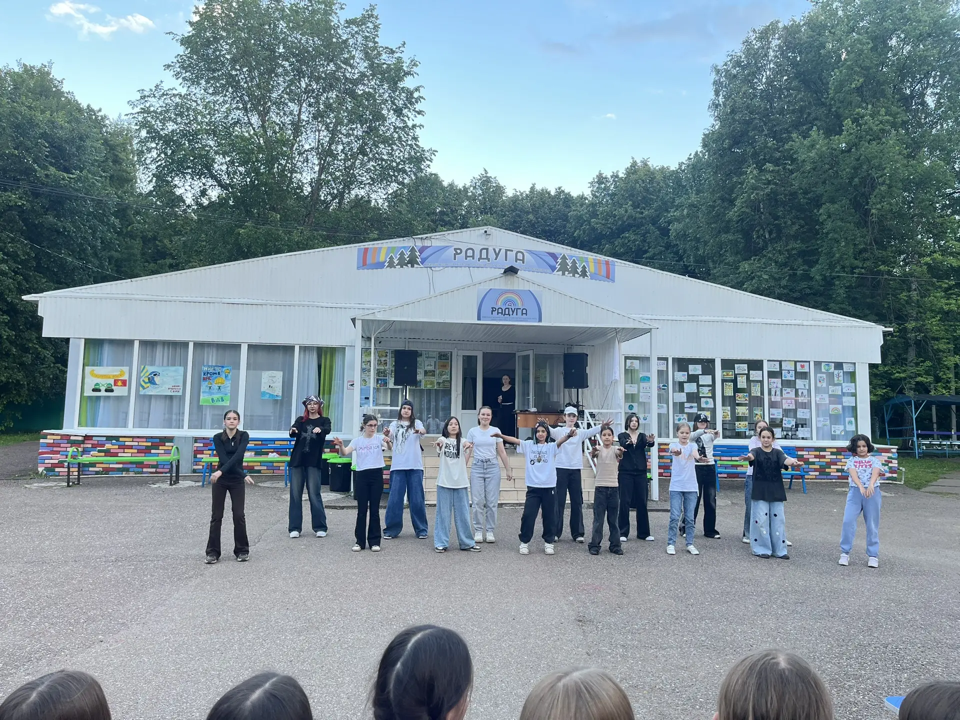 Звездный час «Русского чарта»! ✨

Вчера в «Радуге» было жарко — и дело не только в погоде! Прошло ма