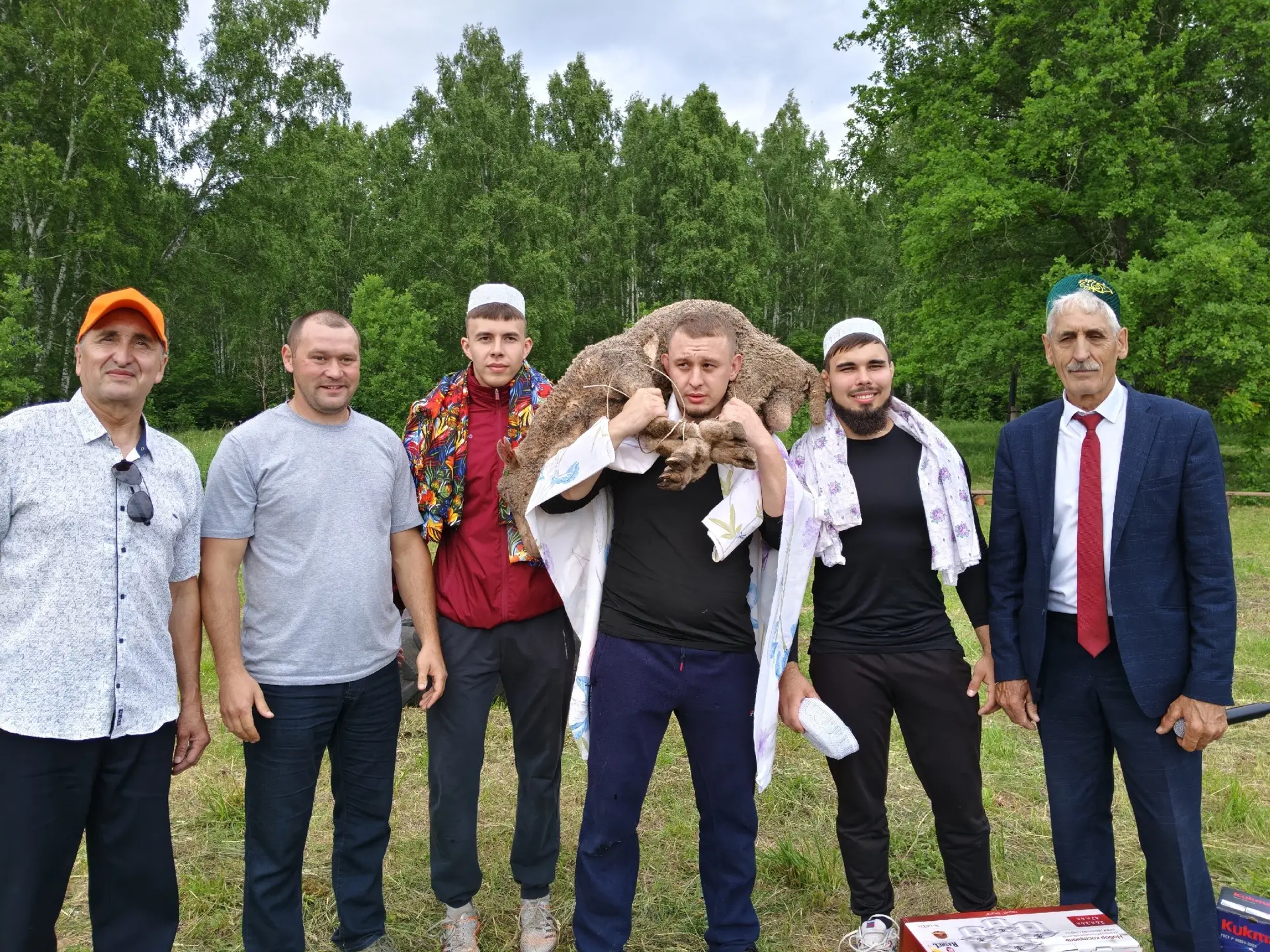 🌸 Сабантуйлар горлэп узды бездэ! 
Бездэ узгэ, нэкь авылча, гармунчылар гармун сыздыра, жырчылар мат