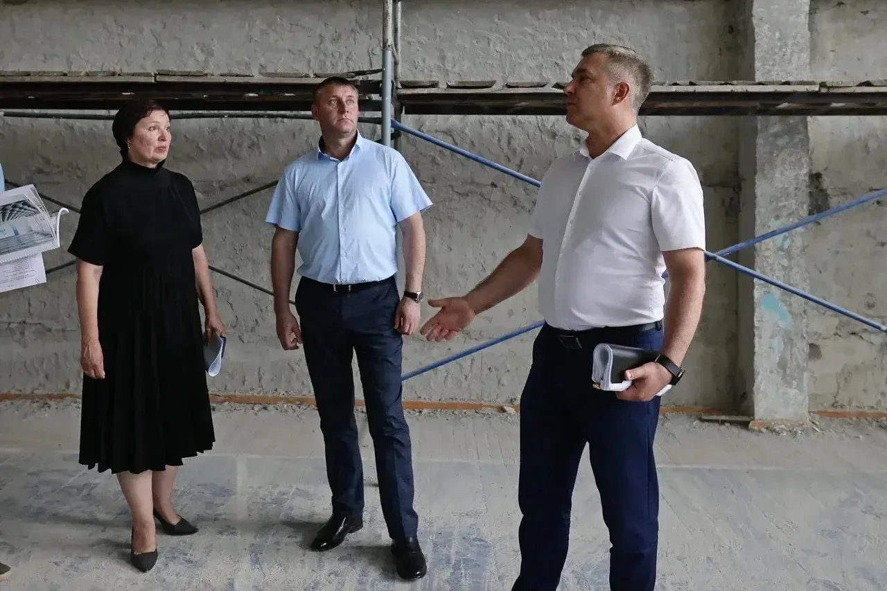 Александр Шуваев наконец-то приехал в Старый Оскол. 

Проверил ход капремонта основной общеобразоват