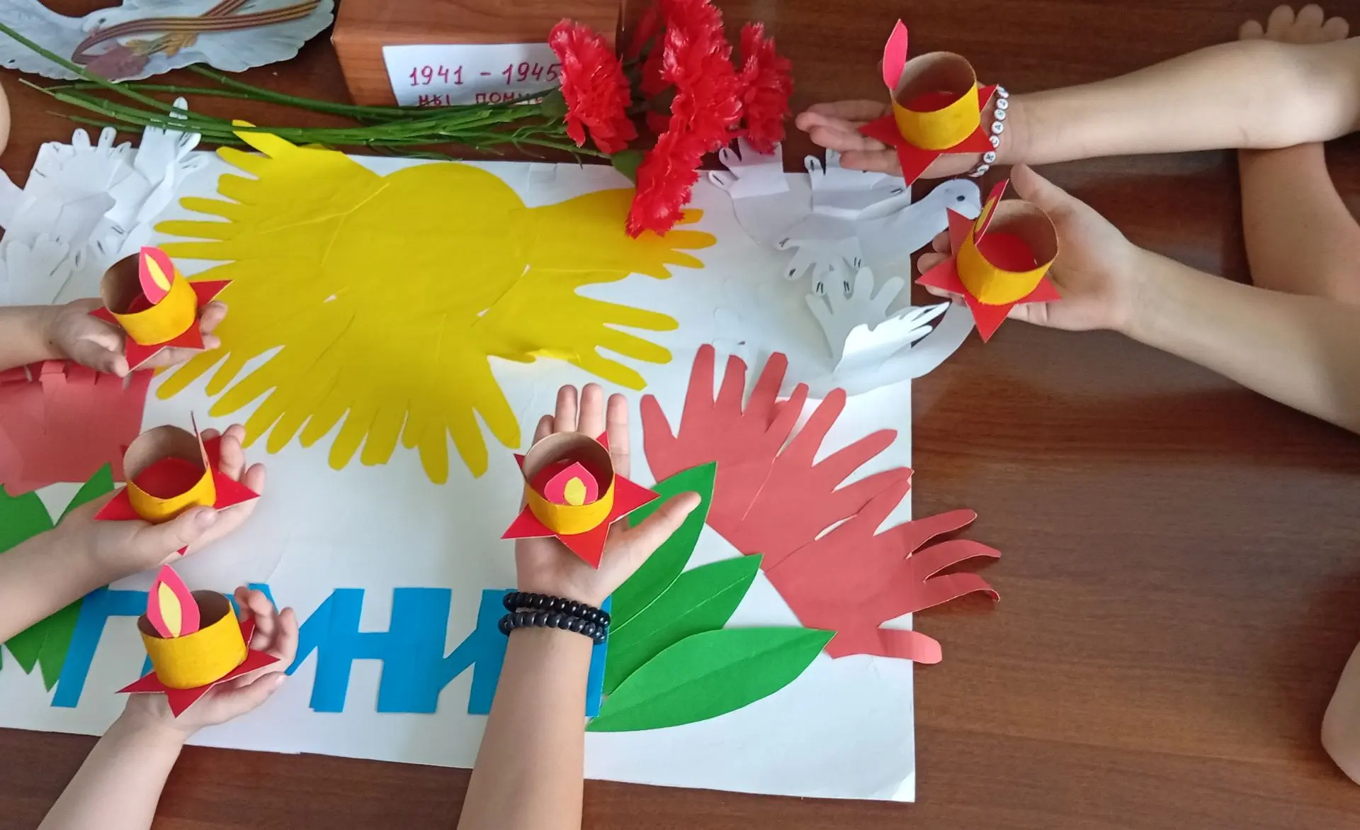 Сегодня, 22 июня, в нашем детском саду прошли памятные мероприятия, посвящённые Дню памяти и скорби.