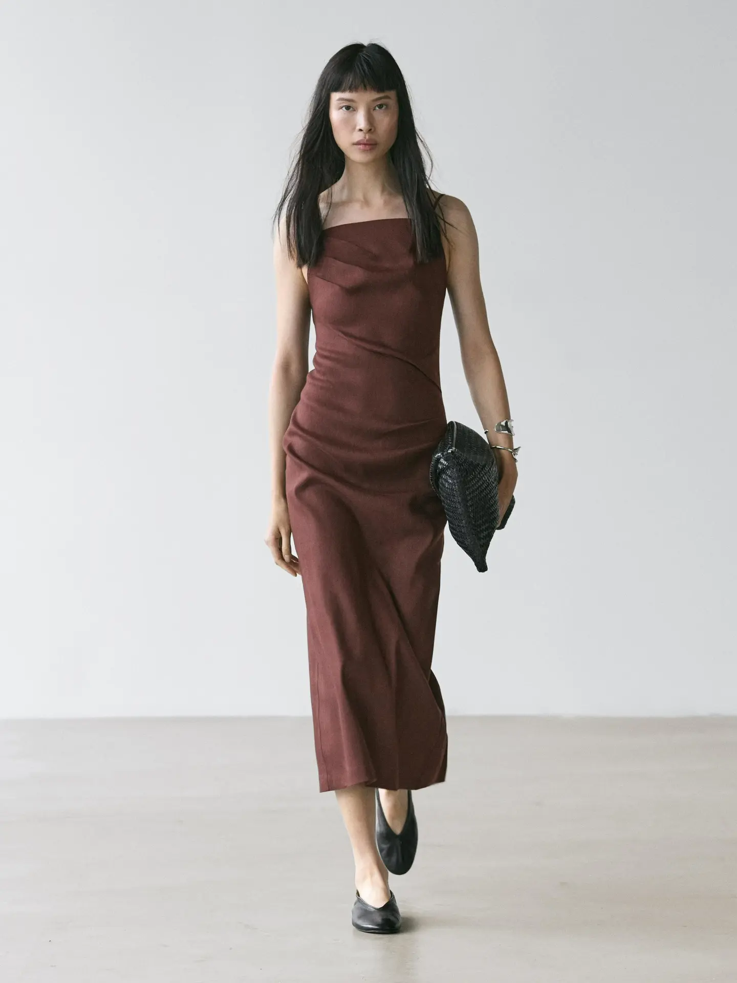 На АЕ можно найти не только Zara, но и Massimo Dutti в идеальном качестве: 

Платье
Футболка
Рубашка