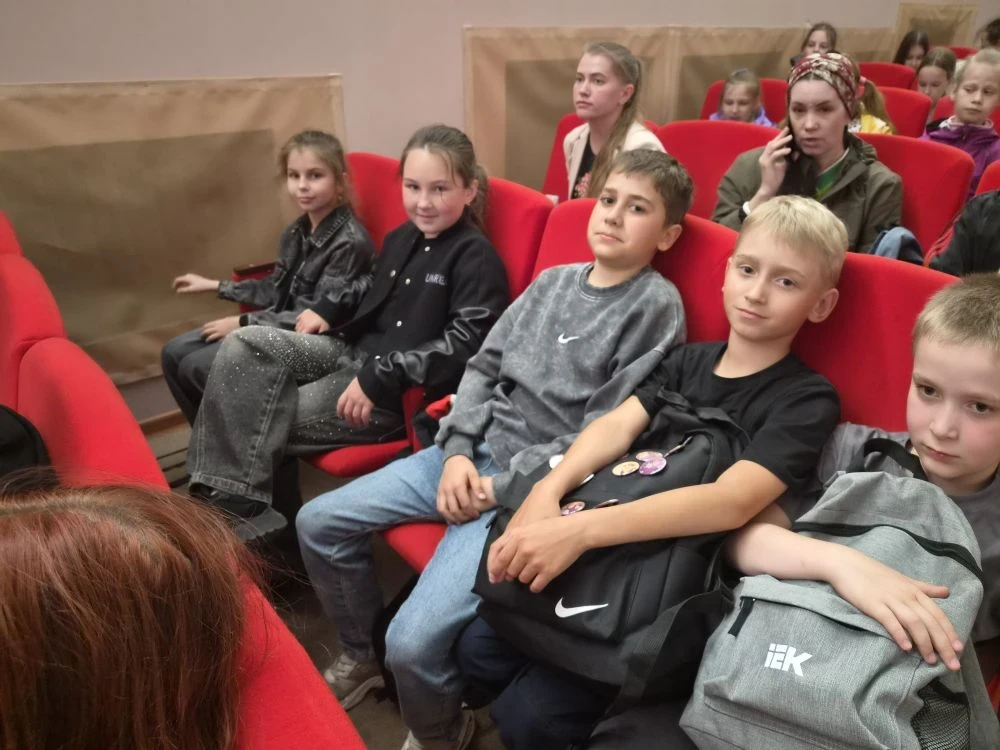 Сегодня — в театр! 🎭🐱

В Ясногорском ЦТНК гастроли тульского ТЮЗа со спектаклем «Кот в сапогах». Р